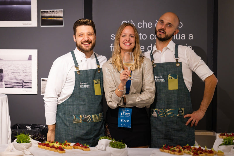 Gli chef di Talent Kitchen con lo staff del Lugana Festival