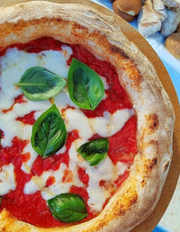 Pizza margherita senza glutine con basilico fresco