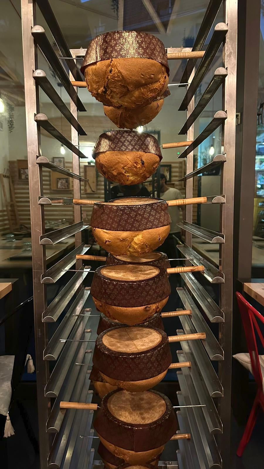 Panettoni appesi a testa in giù dopo la cottura