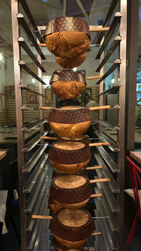 Panettoni appesi a testa in giù dopo la cottura