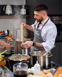 Chef Mirco Telini cuoce i noodles fatti a mano
