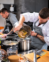 Lo chef filtra il brodo del ramen