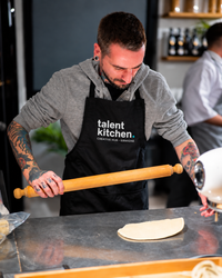 Si stende la pasta per i gyoza