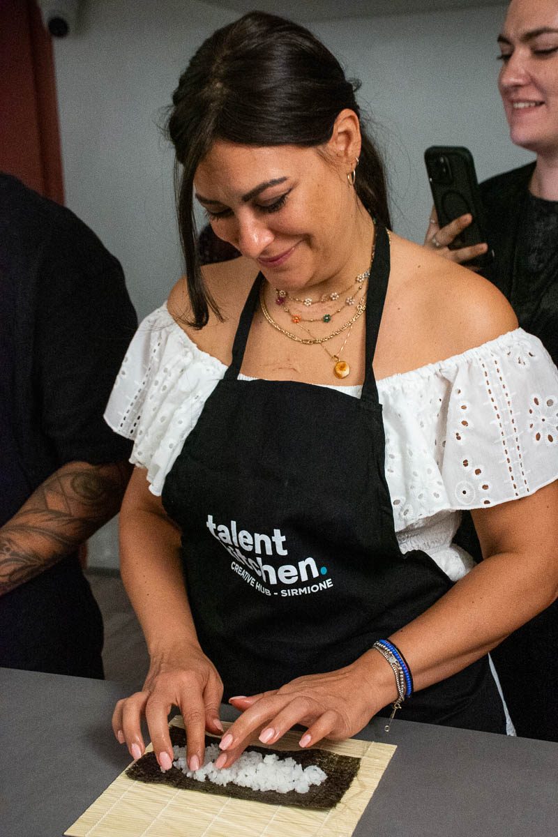 Reis für das Sushi verteilen