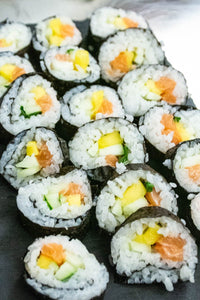 Roll di sushi preparati durante il corso